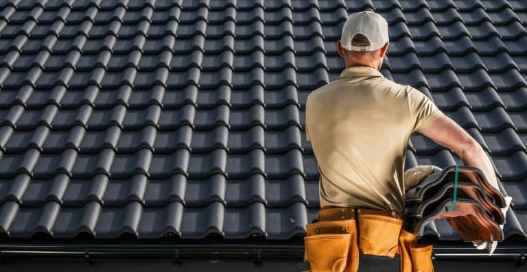 Best PVC Flat Roofing in Lynnwood, Mukilteo, Bothell, Edmonds | Professional Caucasian Roofing Contractor Worker